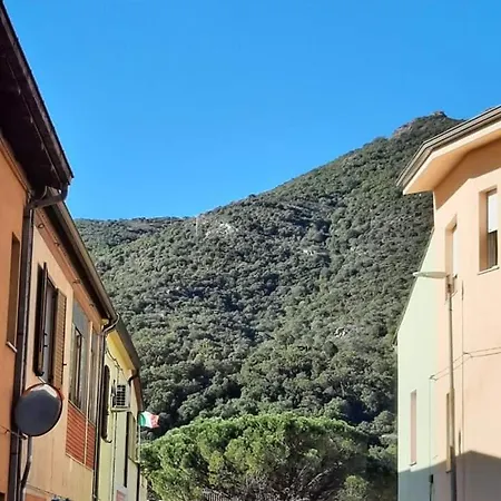 Domu Asquer 5 Feriehus *